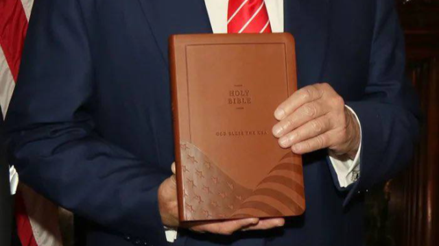 Donald Trump tenant dans ses mains l'édition de la Bible dont il assure la promotion, vendue à 59,99€.