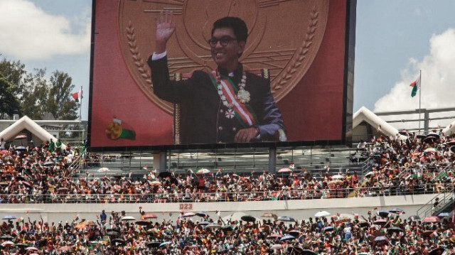 Des supporters assistent à la cérémonie d'investiture du président réélu de la République de Madagascar, Andry Rajoelina, à Antananarivo, le 16 décembre 2023.