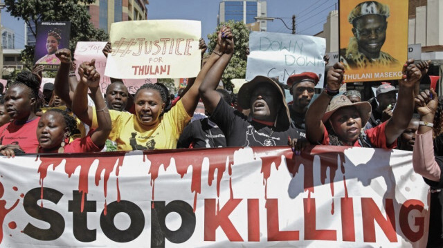 Des membres de divers groupes de défenseurs des droits de l'homme manifestent contre l'assassinat brutal du célèbre avocat des droits de l'homme, Thulani Maseko, à son domicile dans le royaume de Eswatini, dans la capitale kenyane, Nairobi, le 30 janvier 2023. 