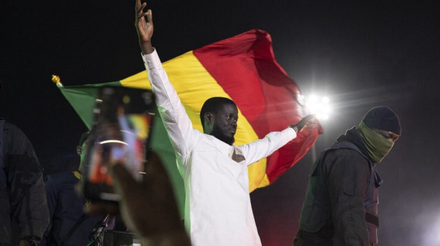 Bassirou Diomaye Faye, le candidat élu de l'opposition sénégalaise à l'élection présidentielle, salue ses partisans rassemblés au stade Caroline Faye de Mbour, le 22 mars 2024, lors du meeting de clôture de la campagne présidentielle.