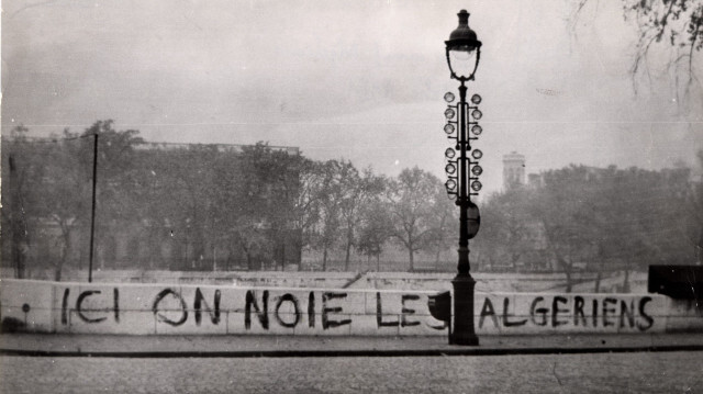 Graffiti sur le Pont Saint-Michel qui enjambe la Seine, indiquant "Ici on noie les Algériens", en référence au massacre du 17 octobre 1961.