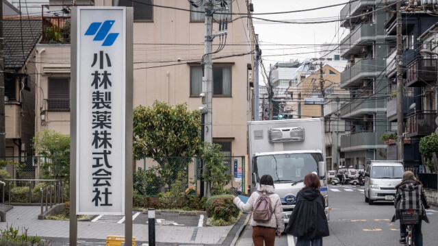 Le siège de la société pharmaceutique japonaise, dont les suppléments alimentaires suscitent une inquiétude croissante pour la santé, a annoncé deux nouveaux décès potentiellement liés à ses comprimés à Tokyo le 28 mars 2024.