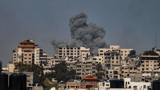 De la fumée s'élève au-dessus de l'hôpital Al-Shifa et de ses environs après une attaque israélienne sur la zone dans la ville de Gaza, le 27 mars 2024.
