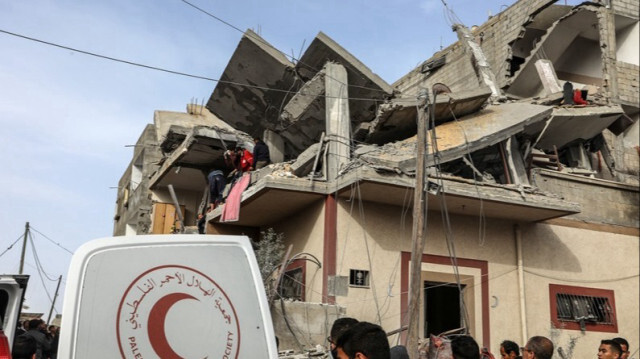 Des avions israéliens ont bombardé une maison de la famille près du complexe médical Al-Shifa dans la Bande de Gaza, le 27 mars 2024.