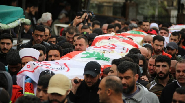 Une cérémonie funéraire a été organisée pour les Libanais qui ont perdu la vie lors de la frappe aérienne des avions de guerre israéliens dans le sud du Liban, le 27 mars 2024.