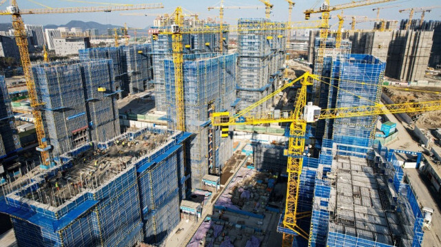 Vanke, leader de l'immobilier en Chine, enregistre une baisse de 46% de son bénéfice net en 2023, ce qui soulève des préoccupations quant à l'état de l'économie.