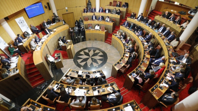 Des membres de la Collectivité de Corse assistent dans l'hémicycle de l'Assemblée régionale de Corse au vote sur le statut d'autonomie de l'île française méditerranéenne de Corse, à Ajaccio le 27 mars 2024.