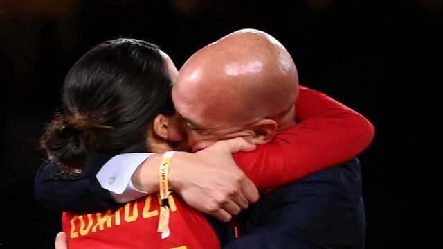 La milieu de terrain espagnole Claudia Zornoza félicitée par Luis Rubiales après la victoire de l'Espagne lors de la finale de la Coupe du Monde féminine 2023 à Sydney, Australie, le 20 août 2023.