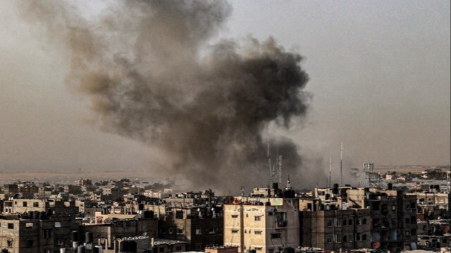 De la fumée s'élève au-dessus des bâtiments après un bombardement israélien, dans le sud de la bande de Gaza.