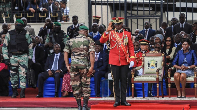 Le président du Gabon, le général Brice Oligui Nguema, saluant un officier général de l'armée lors de la parade militaire à Libreville le 4 septembre 2023.
