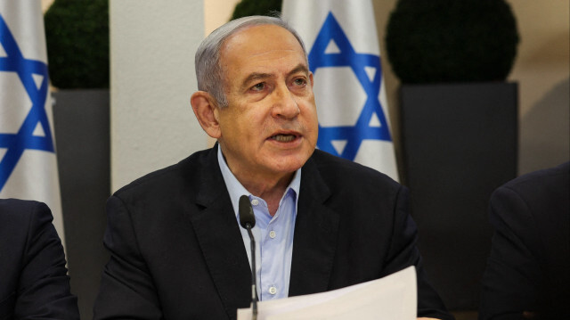 Le Premier ministre israélien, Benjamin Netanyahu, dirige la réunion hebdomadaire du cabinet au ministère de la Défense à Tel Aviv, le 7 janvier 2024.
