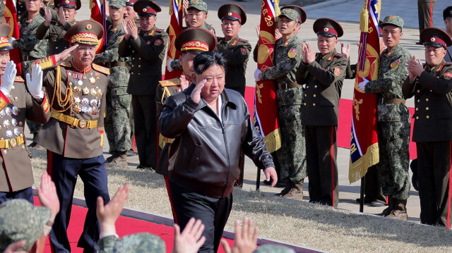 На этой фотографии, сделанной 24 марта 2024 года и опубликованной 25 марта официальным Центральным новостным агентством Северной Кореи (KCNA), изображен северокорейский лидер Ким Чен Ын, осматривающий штаб 105-й танковой дивизии Корейской народной армии (КНА) в Сеуле Рю Кён Су в неустановленном месте в Северной Корее.