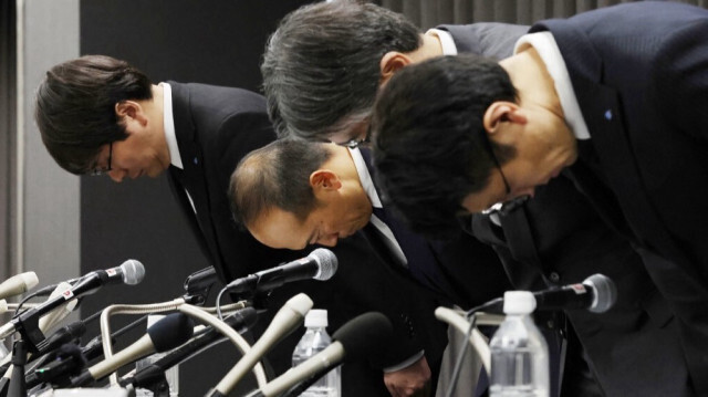 Le président Akihiro Kobayashi et d'autres personnalités inclinent la tête au début d'une conférence de presse à Osaka le 29 mars 2024.