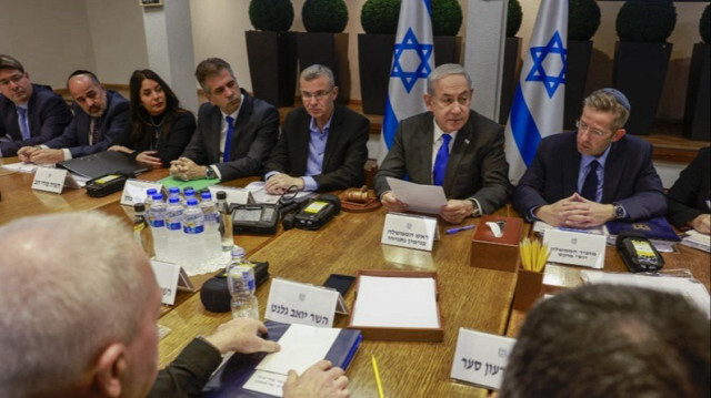 Le Premier ministre israélien, Benjamin Netanyahu (C), préside une réunion du Cabinet à la Kirya, qui abrite le ministère israélien de la Défense, à Tel Aviv.