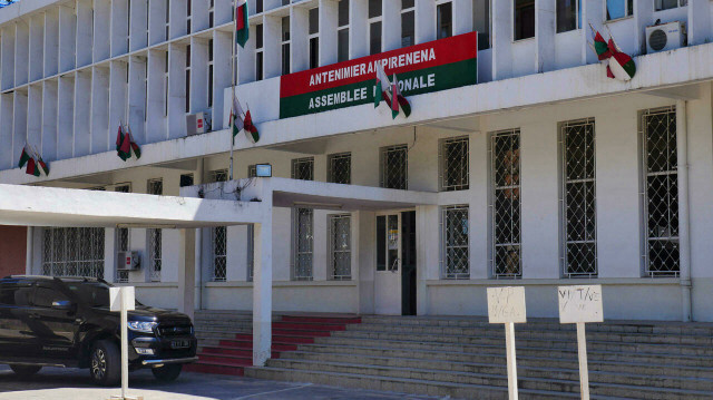 Au Madagascar, des tensions entre les membres de l'Assemblée nationale ont conduit à la destitution de la présidente de l'Assemblée par la Haute Cour Constitutionnelle.
