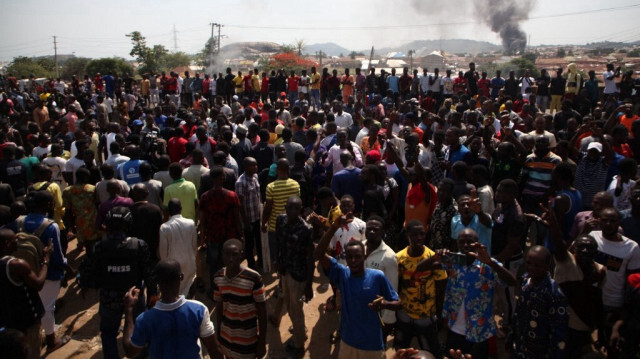 Des habitants de la communauté de Gauraka dans la zone de gouvernement local de Tafa de l'État du Niger bloquent l'autoroute Kaduna-Abuja à Gauruka, près d'Abuja, au Nigeria, le 24 mai 2021, lors d'une manifestation contre les enlèvements et les meurtres incessants.