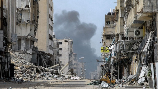 De la fumée s'élève lors d'une frappe israélienne dans la ville de Gaza, le 28 mars 2024.