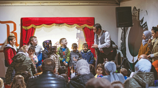 Anadolu'nun kültürel çeşitliliğini ve değerlerini izleyicilere eğlenceli şekilde öğreten Bayramoğlu, eğitici meddah hikayeleriyle de her yaştan seyirciye yol gösteriyor.