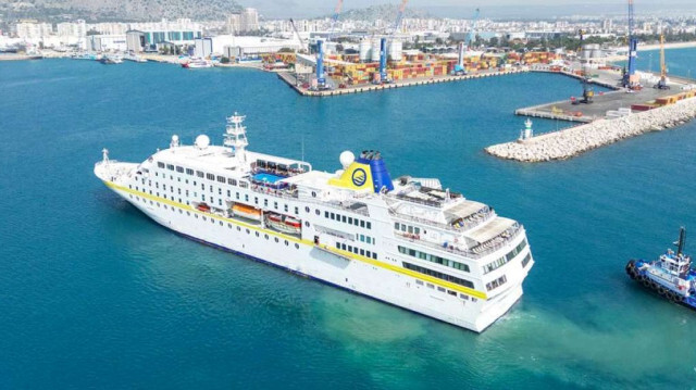 "Hamburg" lüks yolcu gemisi, Antalya Limanı'na demirledi