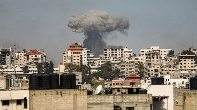 De la fumée s'élève au-dessus des immeubles après une attaque israélienne dans la ville de Gaza.