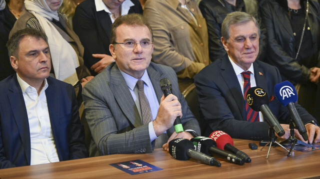 Adalet Partisi Genel Başkanı Vecdet Öz (ortada) -Cumhur İttifakı'nın Bakırköy Belediye Başkan adayı Ali Talip Özdemir (sağda)