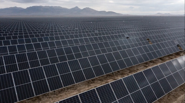 La centrale photovoltaïque (PV) turque de Karapinar située dans la ville de Konya en Turkiye.
