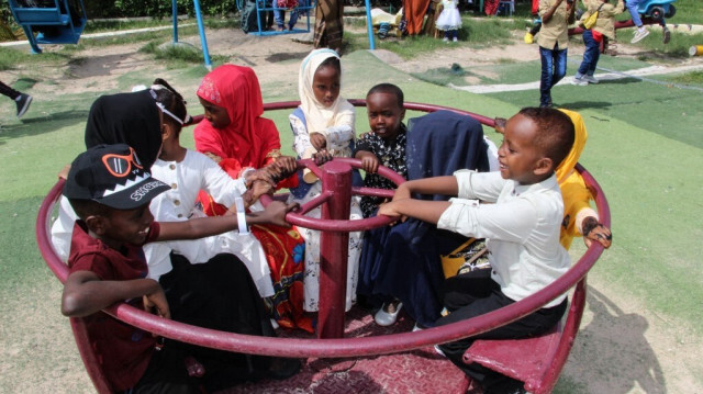 Des enfants musulmans jouent après la prière de l'Aïd Al-Fitr, qui marque la fin du mois sacré du Ramadan, dans une aire de jeux à Mogadiscio, en Somalie, le 13 mai 2021.