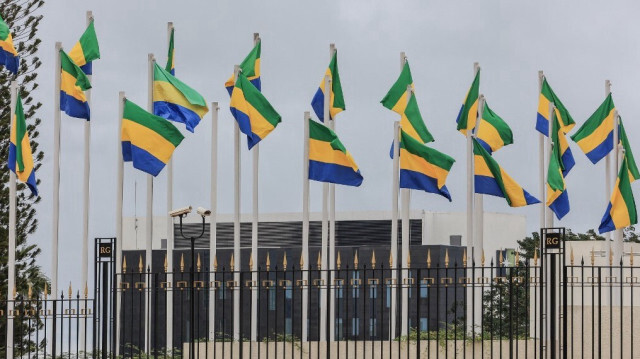 Les drapeaux nationaux du Gabon flottent près du Palais présidentiel gabonais, également connu sous le nom de Palais de la rénovation, à Libreville, le 7 septembre 2023.