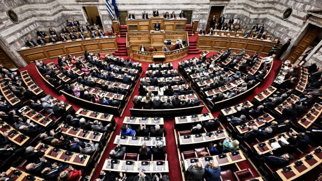 Le Premier ministre grec, Kyriakos Mitsotakis s'adresse aux députés avant le vote de confiance suite à une motion de censure déposée par les partis d'opposition de gauche et de centre-gauche, à Athènes, le 28 mars 2024.