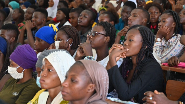 Des étudiants se rassemblent dans un amphithéâtre de l'Université Thomas Sankara près de Ouagadougou au Burkina Faso le 15 octobre 2021 lors de l'inauguration du buste de Thomas Sankara.