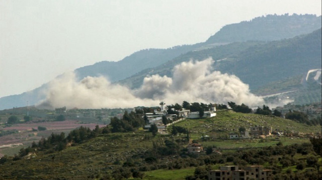 Des fumées se dégagent lors d'un bombardement israélien dans le sud du Liban, près de la frontière avec Israël.
