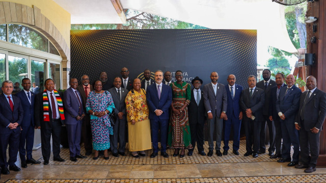 Dışişleri Bakanı Hakan Fidan, 3. Antalya Diplomasi Forumuna katılmak için Antalya'ya gelen Afrika ülkelerinin temsilcileri ile aile fotoğrafı çektirdi.