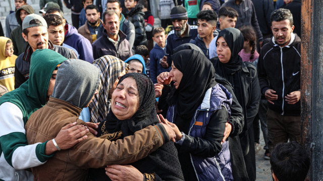 Des femmes réagissant après la destruction de leur maison lors d'une attaque aérienne israélienne à Rafah, dans le sud de la bande de Gaza, le 3 mars 2024.
