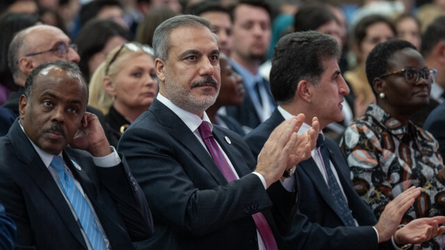 Le ministre turc des Affaires étrangères Hakan Fidan (2e à gauche) et le président du gouvernement régional kurde irakien Nechirvan Barzani (3e à gauche) assistant au concert "Tanini Trio" organisé dans le cadre du Forum diplomatique d'Antalya 2024 (ADF) à Antalya, le 2 mars 2024.