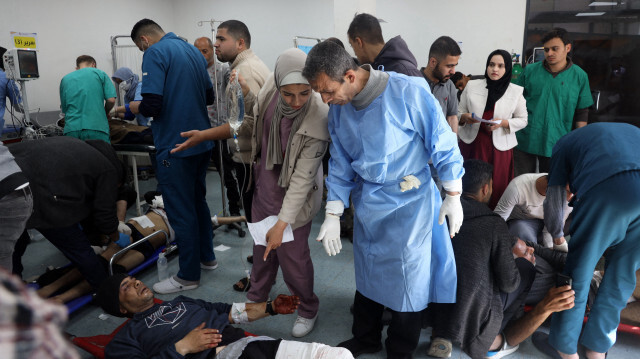 Des personnes recevant des soins médicaux à l'hôpital koweïtien pour des blessures subies lors d'un bombardement israélien qui a frappé un camp abritant des Palestiniens déplacés près de l'hôpital émirati, à Rafah dans le sud de la bande de Gaza, le 2 mars 2024.