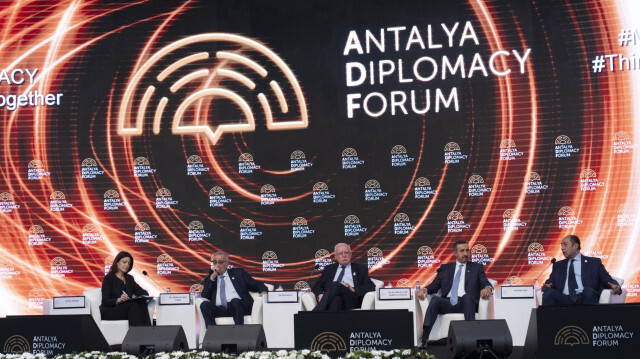 Le 3e Forum de diplomatie d'Antalya s'est tenu au centre de congrès et d'exposition NEST dans la région touristique de Belek, avec la participation de chefs d'État et de gouvernement, de ministres et de dirigeants d'organisations internationales de plus de 100 pays. 
