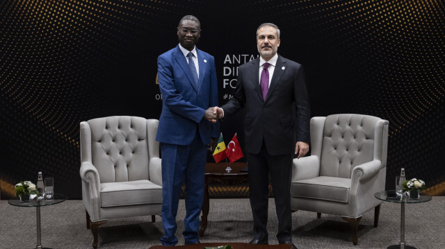 Dans le cadre du 3ème Forum diplomatique d'Antalya (ADF), le ministre des Affaires étrangères Hakan Fidan a rencontré le ministre sénégalais des Affaires étrangères et des Sénégalais de l'extérieur Ismaila Madior Fall, le 2 mars 2024.