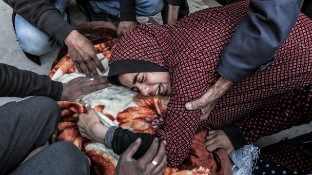 Une femme pleurant le corps d'un proche tué lors d'un bombardement israélien, à l'hôpital Al-Aqsa de Deir El-Balah, dans le centre de Gaza, le 2 mars 2024.