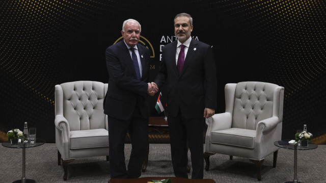Le ministre turc des Affaires étrangères Hakan Fidan (à droite) rencontrant le ministre palestinien des Affaires étrangères Riyad al-Maliki (à gauche) dans le cadre du Forum diplomatique d'Antalya (ADF) à Antalya, le 2 mars 2024.