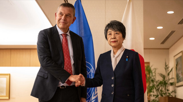 La ministre japonaise des Affaires étrangères, Yoko Kamikawa (à droite), et le commissaire général de l'UNRWA, Philippe Lazzarini (à gauche), posant pour des photos avant une réunion au ministère des Affaires étrangères à Tokyo, le 28 mars 2024.