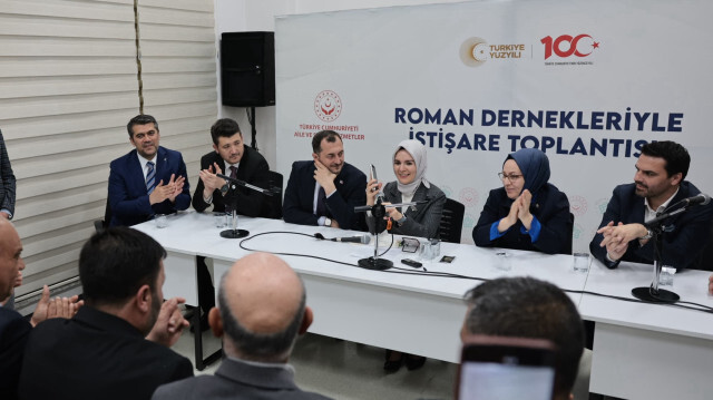 Cumhurbaşkanı Erdoğan toplantıya katılan Roman vatandaşlara hitap etti.