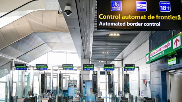 Des portiques de contrôle frontalier automatique non-Schengen nouvellement installés à l'aéroport international Henri Coanda d'Otopeni, en Roumanie, le 28 mars 2024. 