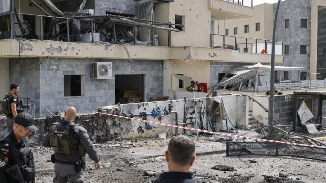 Les forces israéliennes contrôlent un bâtiment touché par une roquette du Hezbollah à Kiryat Shmona, dans le nord d'Israël, près de la frontière libanaise, le 27 mars 2024.