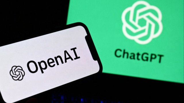 Un smartphone et un ordinateur affichant les logos du laboratoire de recherche en intelligence artificielle OpenAI et du robot ChatGPT, e 4 octobre 2023 à Manta.