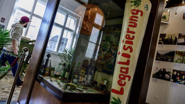 Une maquette d'un joint géant porte le mot "légalisation" au musée du chanvre de Berlin, alors que le Bundestag (chambre basse du parlement allemand) doit se prononcer sur la dépénalisation du cannabis le 23 février 2024.