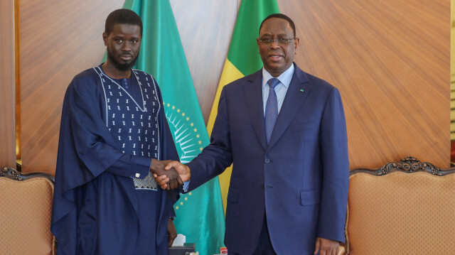 Cette photo prise et distribuée par la présidence sénégalaise le 28 mars 2024 montre le président sénégalais sortant Macky Sall (à droite) serrant la main du président sénégalais élu Bassirou Diomaye Faye (à gauche) au palais présidentiel de Dakar.