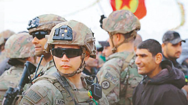 ABD askerlerinin göğüslerine PKK paçavrasının renklerinde kurdele taktıkları görüldü.