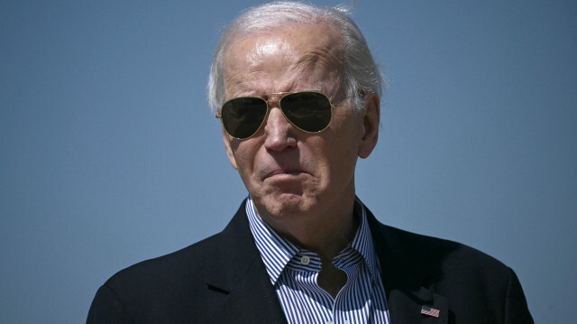 Le président américain Joe Biden montant à bord d'Air Force One à la base conjointe d'Andrews, dans le Maryland, le 29 mars 2024. Joe Biden se rend à Camp David, la retraite présidentielle dans le Maryland, pour y passer le week-end de Pâques.