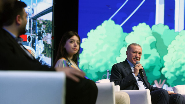 Cumhurbaşkanı Erdoğan gençlerin sorularını yanıtladı.

