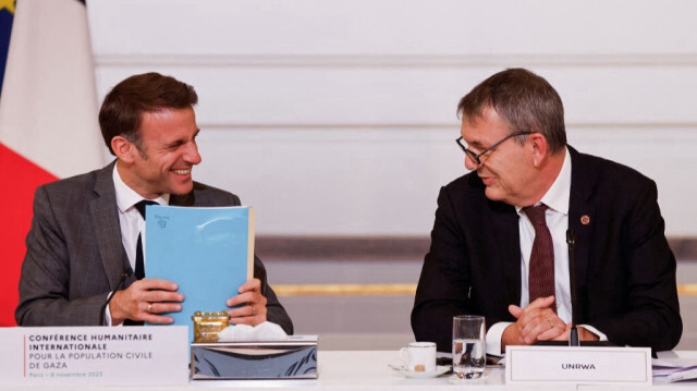 Le président français Emmanuel Macron et le commissaire général de l'UNRWA Philippe Lazzarini lors d'une conférence humanitaire internationale pour les civils de Gaza, au palais présidentiel de l'Élysée, à Paris, le 9 novembre 2023. 
